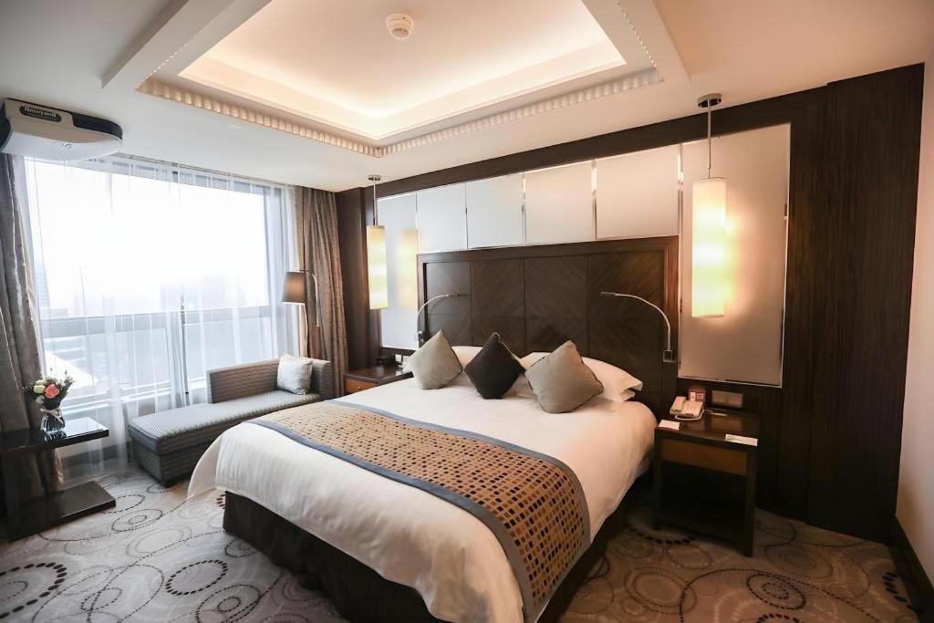 Grand Soluxe Zhongyou Hotel Шанхай Екстериор снимка